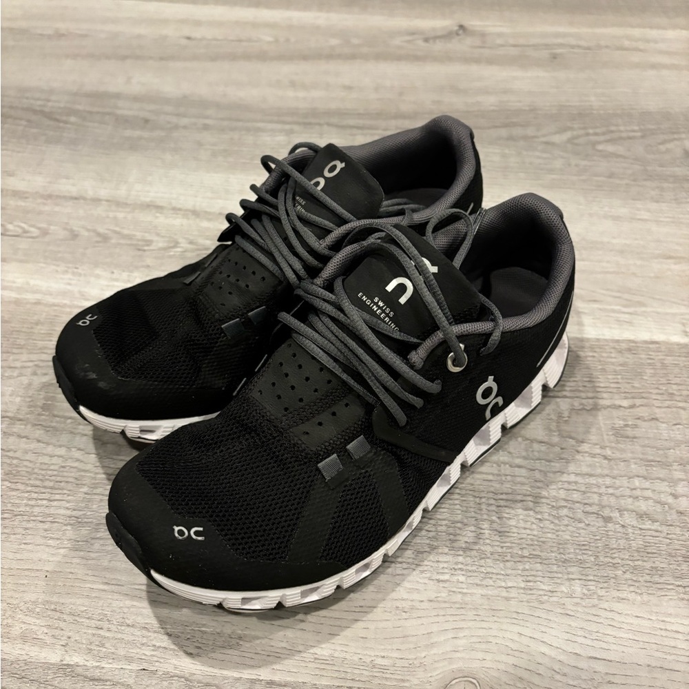 Women’s On cloud 5 running sneaker.